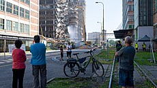 Lidé ve Zlín� sledují druhý den demolice budovy �. 34 v ba�ovském areálu....