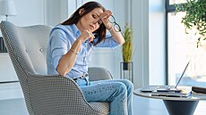 Sklenka vína k ve�ernímu odpo�inku pat�í u mnoha �en k oblíbenému rituálu. V období menopauzy ale m��e tichý spole�ník ne�ekan� rozházet spánek nebo podpo�it návaly horka.
