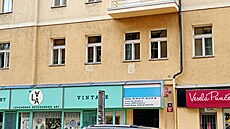Poz�statky po podokenních topidlech na Vinohradech