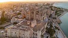 Hlavním m�stem ostrova je Palma de Mallorca a je to vlastn� jediné mallorské...