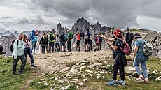 U slavného masivu Tre Cime di Lavaredo se tvo�í dlouhé zástupy turist�, kte�í...