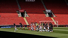 Úvodní nástup fotbalist� Slavie a Pardubic p�ed utkáním t�etího kola Chance...