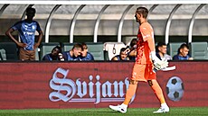 Branká� Slovácka Milan He�a dostal v 7. minut� �ervenou kartu za zákrok na...