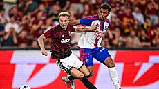 Spar�anský zálo�ník Adam Karabec bojuje o balon s Rubenem Kluivertem z Lyonu ve...