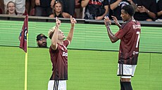 Zleva Jonatan Braut Brunes slaví s Josimarem Alcócerem (Sparta) gól proti...