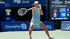 Iga �wiateková ve 2. kole proti Sá�e Bejlek na turnaji v kanadském Torontu.