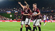 Mat�j Ryne� slaví se spoluhrá�i ze Sparty v 63. minut� vyrovnávací gól na 1:1...