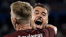 Mat�j Ryne� v objetí s Adamem �evínským po gólu na 1:1 proti Lyonu v p�edkole...