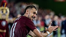 Mat�j Ryne� oslavuje po zápase vít�zství nad Olympique Lyon.