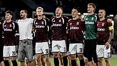 Fotbalisté Sparty slaví s domácími fanou�ky vít�zství nad Lyonem ve t�etím...
