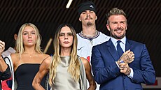 Victoria Beckhamová s man�elem Davidem Beckhamem, dcerou Harper a synem Romeem...