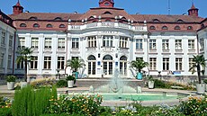 V pond�lí p�edalo m�sto Al�b�tiny lázn� firm�, která za 24 m�síc� polo�í novou...