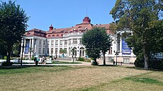 V pond�lí p�edalo m�sto Al�b�tiny lázn� firm�, která za 24 m�síc� polo�í novou...