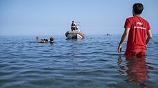 Záchraná� zachycený b�hem instruktá�ní ukázky. Na plá�i Coco Beach v Catanzaro...