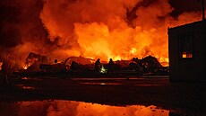Hasi�i bojují s po�árem, který vznikl poté, co ruské rakety zasáhly sklad v...