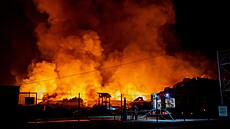 Hasi�i bojují s po�árem, který vznikl poté, co ruské rakety zasáhly sklad v...