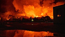 Hasi�i bojují s po�árem, který vznikl poté, co ruské rakety zasáhly sklad v...