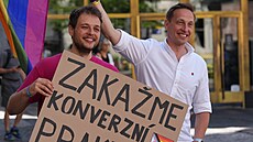 Poslanec Starost� a nezávislých Karel Dvo�ák (vpravo). (8. srpna 2026)