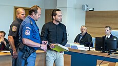 Daniel Kratochvíl, který je ob�alovaný kv�li zapálení baru ve Zlín�, stanul...