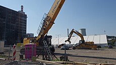 P�ípravy na demolici vyho�elé budovy 34 fini�ují. Klí�ovým strojem bude ob�í...