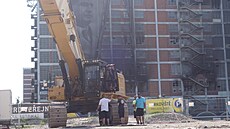 P�ípravy na demolici vyho�elé budovy 34 fini�ují. Klí�ovým strojem bude ob�í...