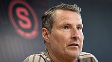 Spar�anský trenér Brian Priske na tiskové konferenci p�ed zápasem proti Lyonu.