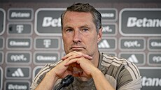 Spar�anský trenér Brian Priske na tiskové konferenci p�ed zápasem proti Lyonu.