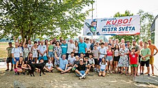Vodní slalomá� Jakub Krej�í (dole uprost�ed) slaví v �eských Bud�jovicích svou...