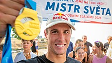 Vodní slalomá� Jakub Krej�í slaví v �eských Bud�jovicích svou zlatou medaili z...