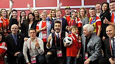 Bývalý fotbalista Jevgenij Savin (dole uprost�ed) byl jedním z ambasador� MS...