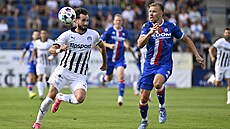 Janis Niarchos ze Slovácka (vlevo) jde do souboje o mí� s Dominikem Plechatým z...