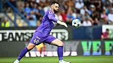 Liberecký gólman Tomá� Koubek vykopává v utkání proti Teplicím.