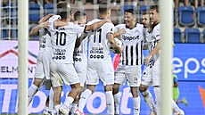 Fotbalisté Slovácka se radují ze vst�elené branky proti Artisu.
