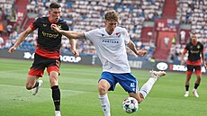 Ostravský Ji�í Mí�ek st�ílí, stínuje ho Luká� Provod ze Slavie.
