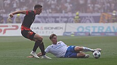 Ostravský Ji�í Mí�ek (ve skluzu) a Luká� Provod ze Slavie.