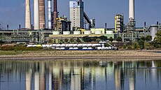 Nízká hladina Rýna v Dusiburgu u továrny Thyssenkrupp Steel Stahlwerk (3. srpna...