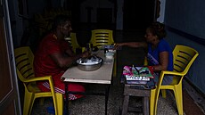 Eider Mustelier a Yamila Gonzalezová chystají ve�e�i b�hem blackoutu v Havan�...