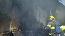 Krátce p�ed druhou odpoledne hasi�i likvidovali po�ár náv�su kamionu na 33. km...