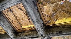 P�vodní luxfery nevratn� po�kodilo letité zatékání i po�ár v roce 2004.