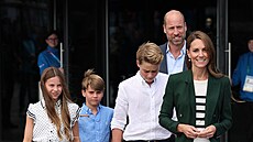 Na Hrách Commonwealthu vzbudila pozornost podoba princezny Kate s dcerou Charlotte, zejména kv�li podobné barv� vlas�. Komu se ve skute�nosti podobá Charlotte nejvíc, Kate, Williamovi, Dian� nebo Al�b�t� II.?