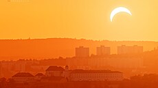Ilustra�ní obrázek maximální fáze �áste�ného zatm�ní Slunce 12. srpna 2026 nad...
