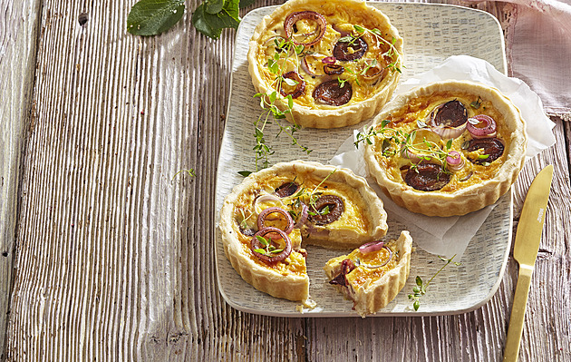 Quiche s cibulí a švestkami: Francouzský slaný koláč s vůní tymiánu a sýrem