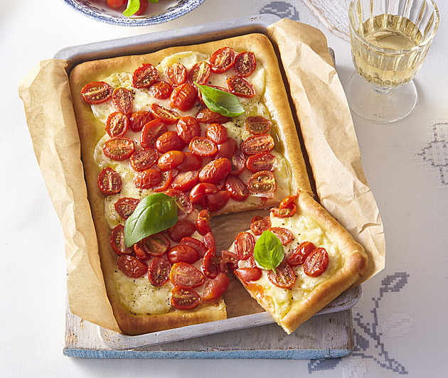 Domácí pizza Margherita: Tradiční italská klasika s mozzarellou a bazalkou