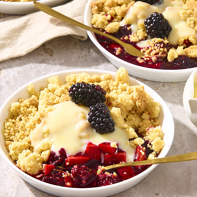 Ostružinovo-jablečný crumble: Křupavý pečený dezert s domácí vanilkovou omáčkou