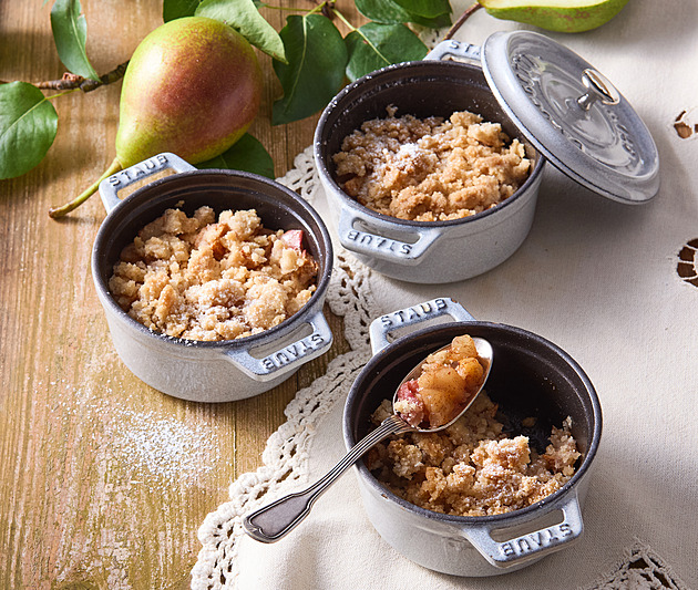 Hruškový crumble se skořicí: Křupavý pečený dezert s voňavým ovocem
