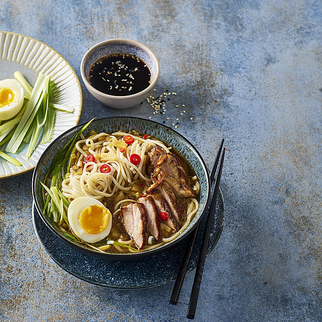 Ramen polévka s bůčkem: Japonský vývar s pečeným masem a vajíčkem
