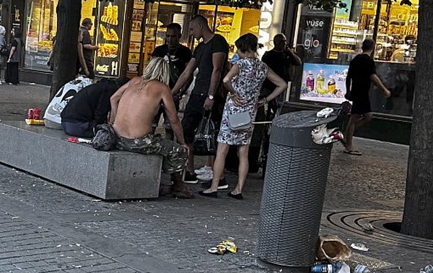 Opilci v centru obtěžují a pokřikují na lidi. Strážníci mají jen omezené možnosti