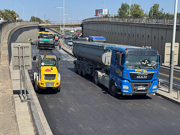 Konec omezení na Kbelské. Auta se sem po rekonstrukci vrací v předstihu, už večer
