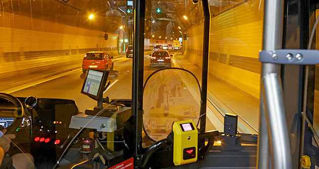 OBRAZEM: Tunelbus očima řidiče. Pojede po tramvajovém pásu i v nových pruzích