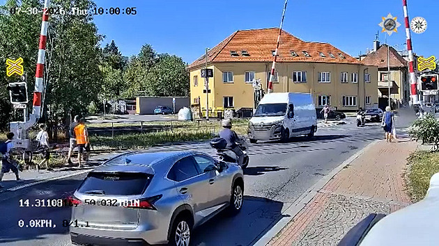 VIDEO: Policie ukázala, jak řidiči a chodci ignorují na přejezdech stopku i blikající červenou